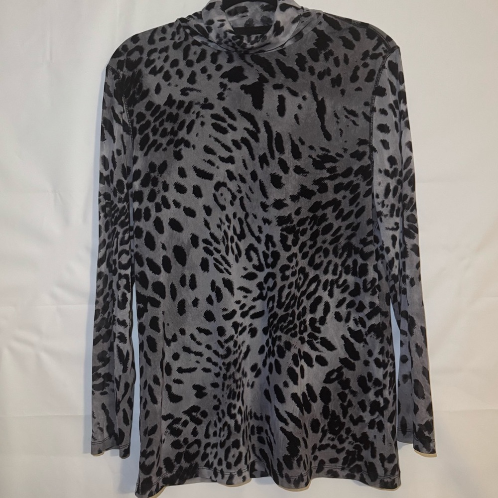 Chico's Women Black and Gray Animal Print Long Sleeve, Turtleneck Top, Sz 2
NWOT